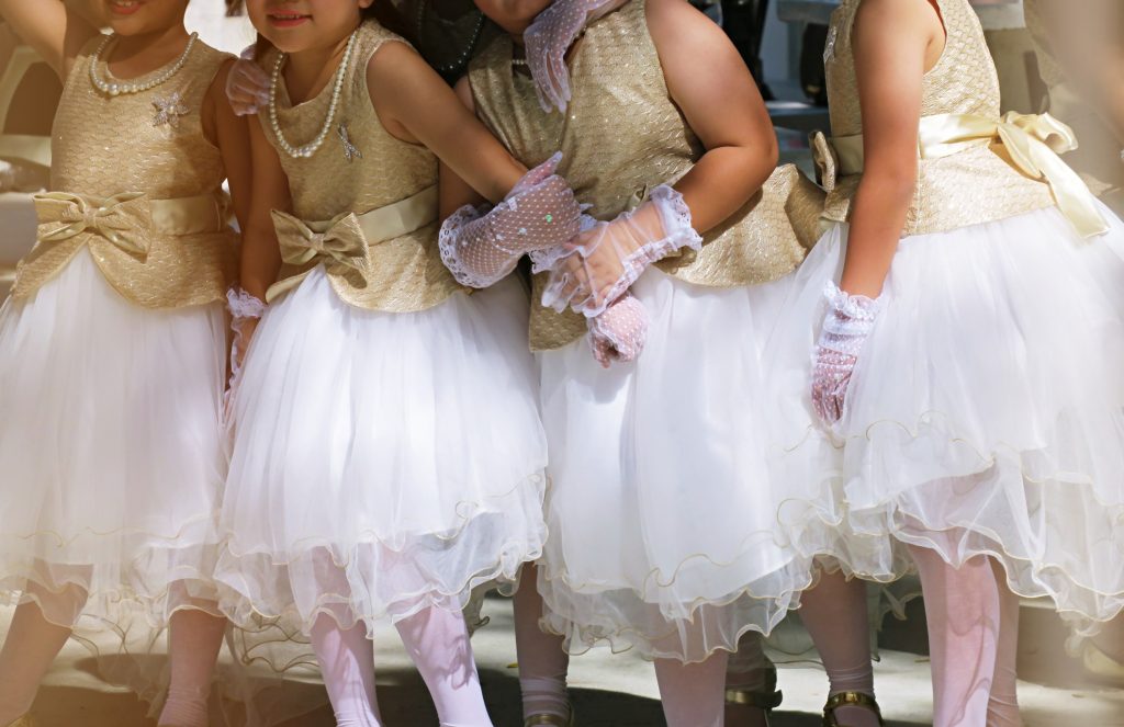 Habiller un enfant pour un mariage, quel style ?